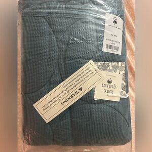 Kate Quinn classic circle quilt. Sea pine color. Thermal cotton. NIB.
